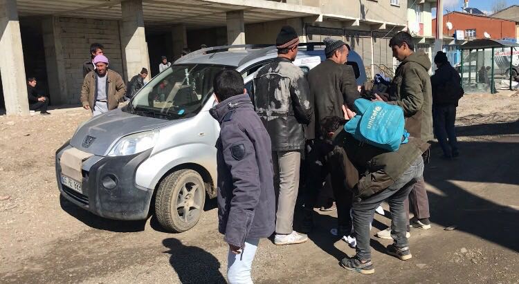 Erzurum-Ağrı karayolunda 121 kaçak göçmen yakalandı