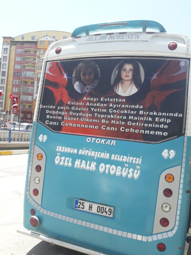 Erzurum’da bir sürücü otobüsün arka camını Leyla ve Eylül’ün fotoğrafları ile kapladı
